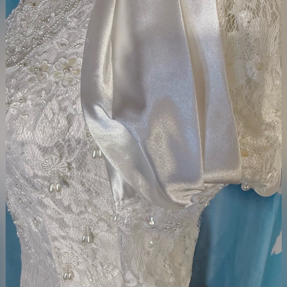 Vintage Beaded puff sleeve wedding gown with train, true size 6. - Picture 5 of 16